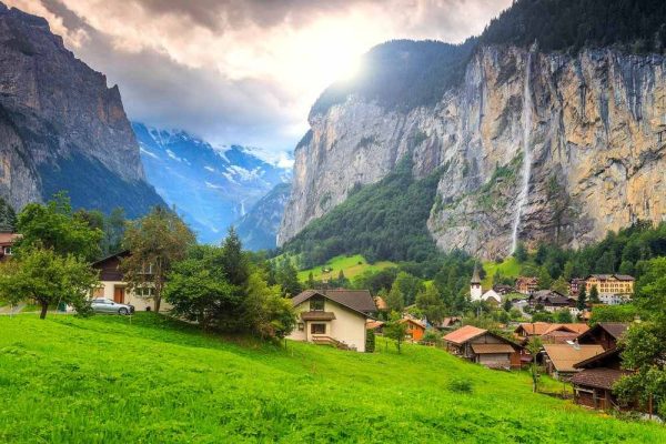 سويسرا سياحة الأستمتاع بالجبال والبحيرات والوديان