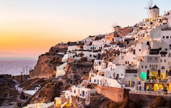 تكلفة شهر العسل في جزيرة سانتوريني