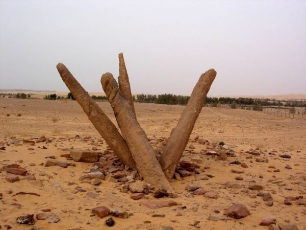 أعمدة الرجاجيل في سكاكا الجوف
