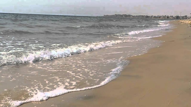 مياه شاطئ نصف القمر