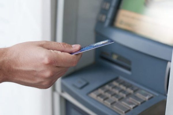 أسس اختيار البنك لفتح الحساب في الإمارات