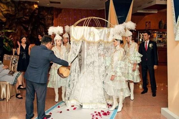 إليك تكاليف الزواج في كازاخستان