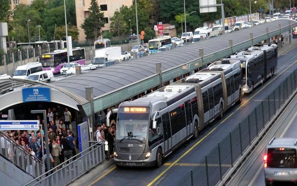 خط المتروبوس في اسطنبول Metrobüs