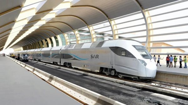 كم تبعد الإحساء عن الدمام بالقطار؟
