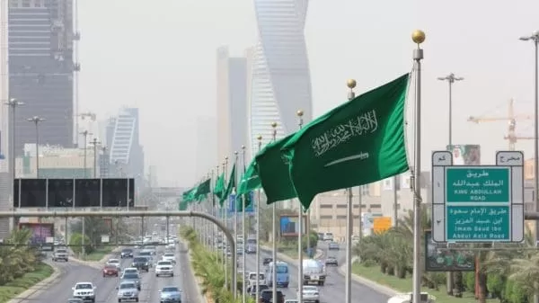 عرعر كم تبعد عن الرياض